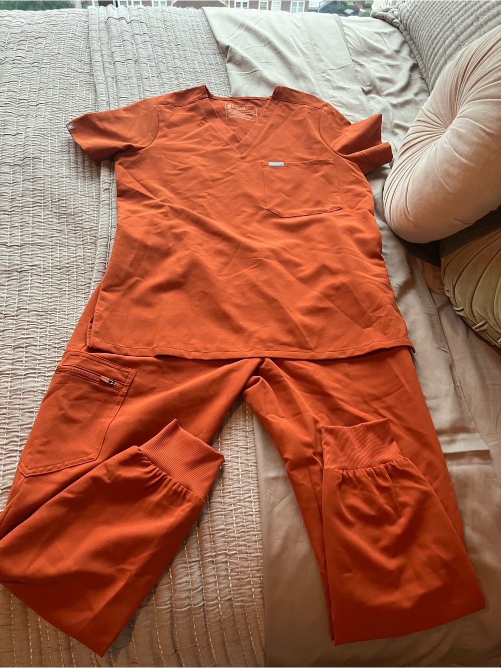 Figs Women's V-Neck Scrub Top (S) and Zamora Jogger (S/P) in Rust Orange NWOT